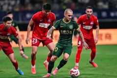 上海申花陷入困境：连续失分，主帅抱怨球队难以赢球